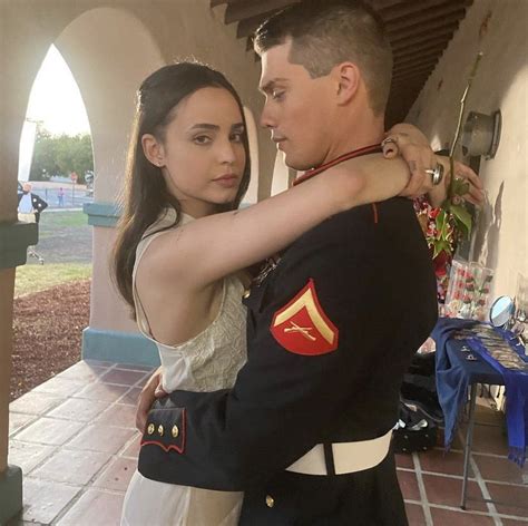 sofia carson pareja|Sofia Carson y Nicholas Galitzine de “Corazones malheridos”,。